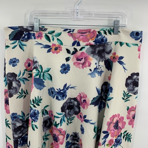 Torrid Mini Floral Skater Skirt Scuba Size 1 1X - Picture 4 of 7